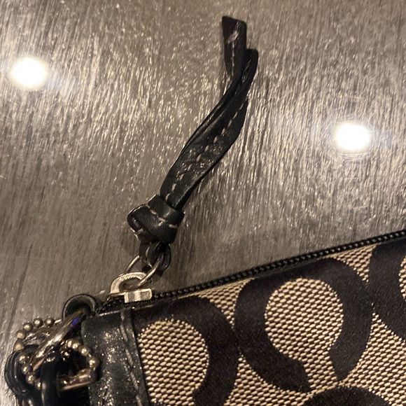 SOLD Coach super cute wristlet 🖤🖤like new 🖤🖤 Color block adorable little bag- - Picture 15 of 15